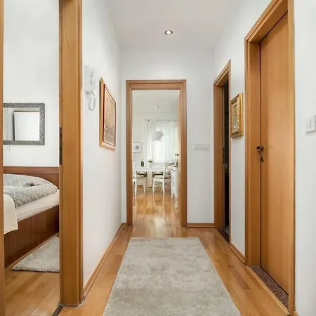 Duplex + Garage * ロヴィニ