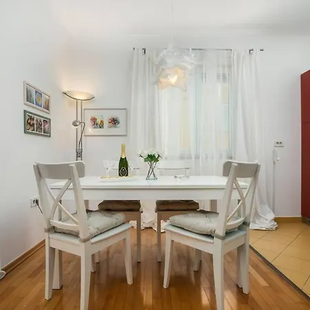 Apartment Duplex + Garage *