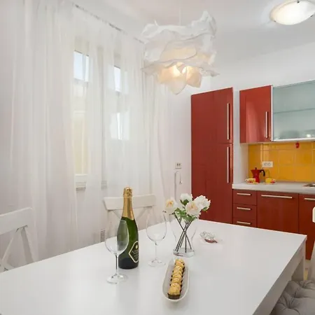 Apartment Duplex + Garage *