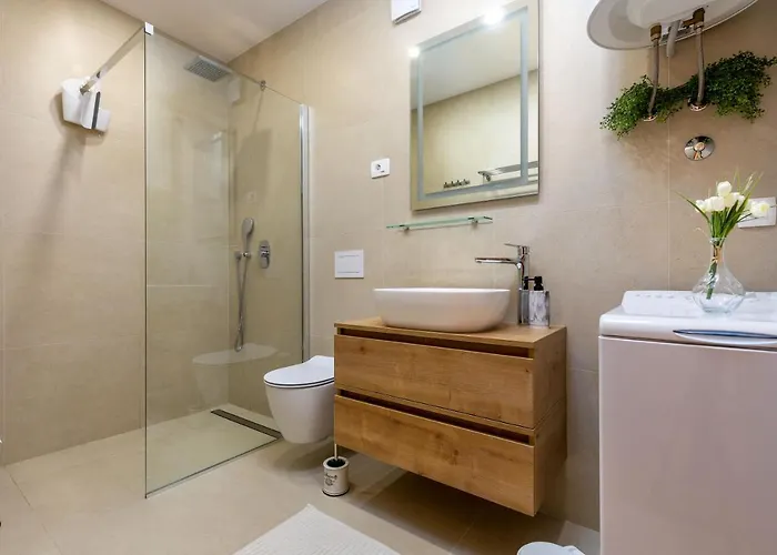 Duplex + Garage 아파트 로비니