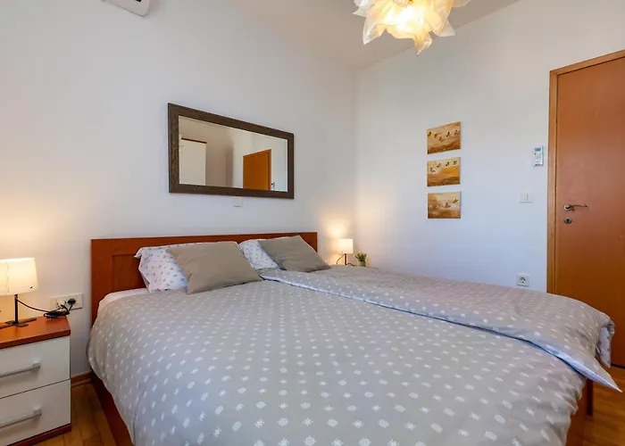 Duplex + Garage 아파트 로비니