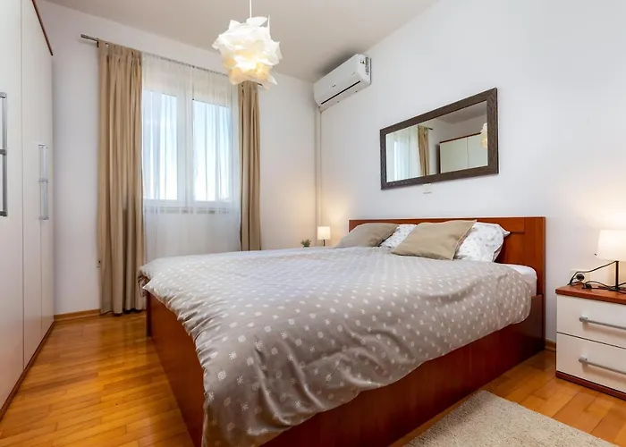 Duplex + Garage 아파트 *