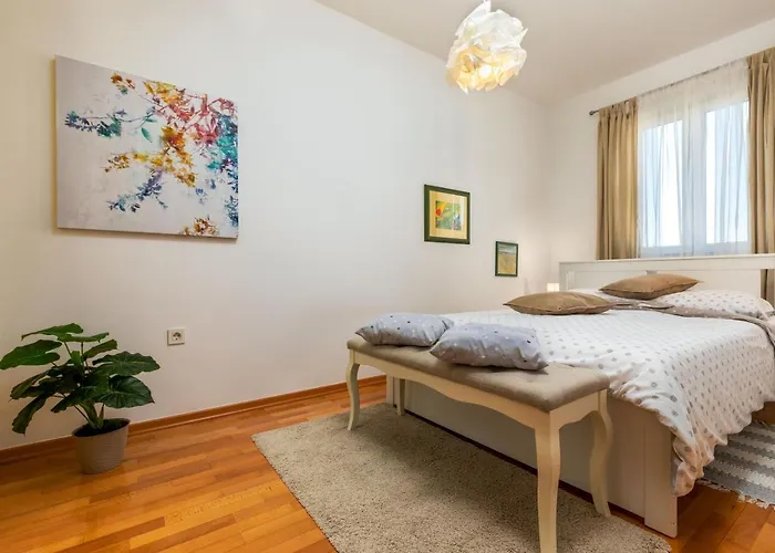 Duplex + Garage 아파트 로비니