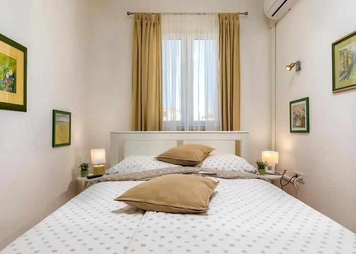 아파트 Duplex + Garage 로비니