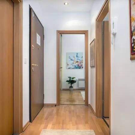 Apartment Duplex + Garage *